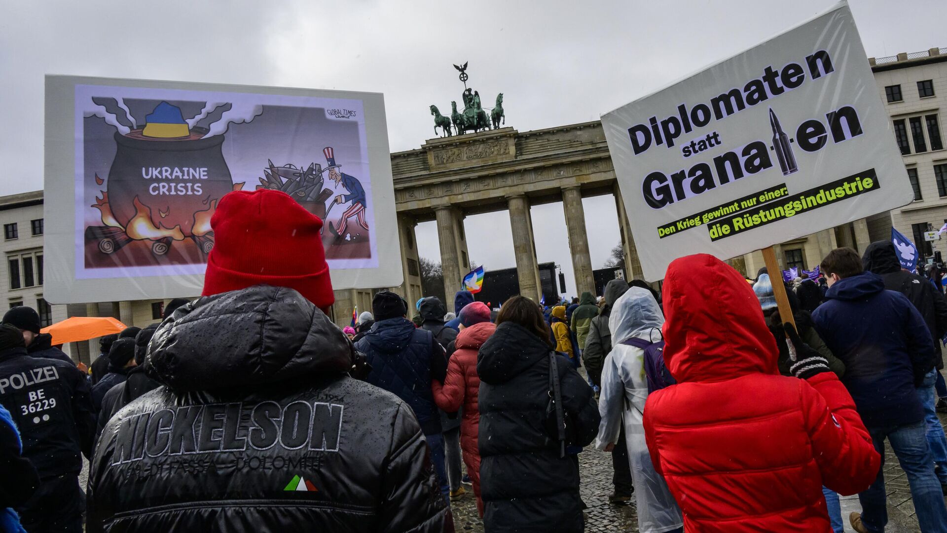 Участники манифестации за мир и против дальнейшей эскалации конфликта через поставки оружия на Украину в Берлине, Германия - РИА Новости, 1920, 26.02.2023