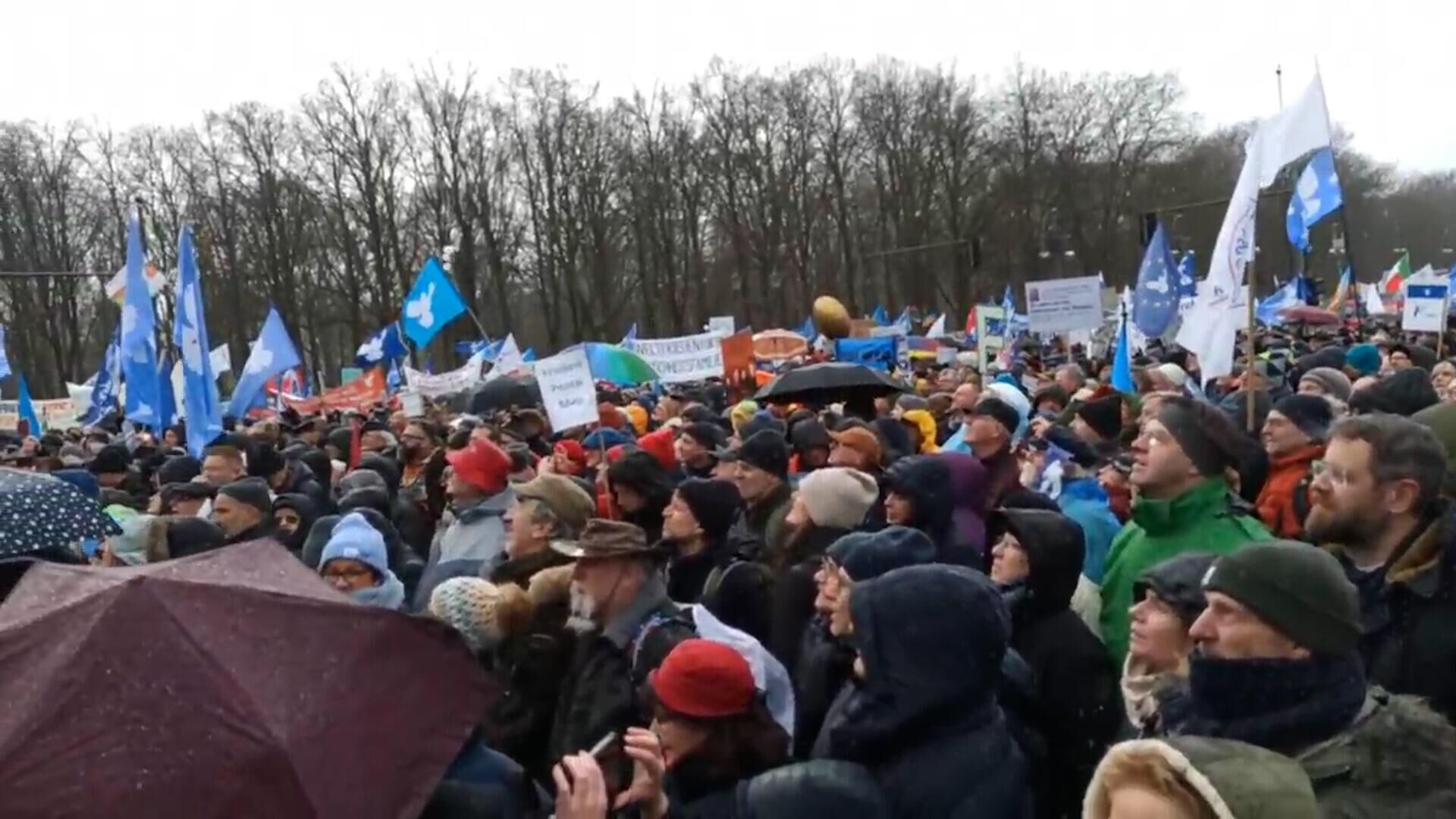 Несколько тысяч берлинцев вышли на митинг против поставок оружия Украине  - РИА Новости, 1920, 25.02.2023