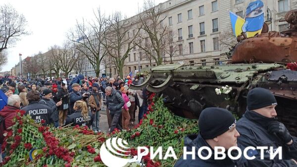 Установленный проукраинскими активистами перед посольством России в Берлине танк