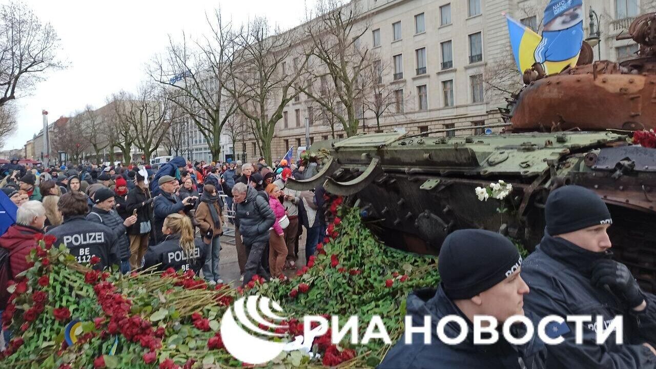 Установленный проукраинскими активистами перед посольством России в Берлине танк покрыли сотнями цветов  - РИА Новости, 1920, 26.02.2023