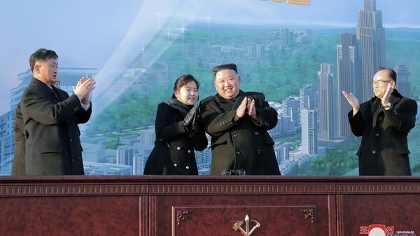 Глава КНДР Ким Чен Ын с дочерью и во время церемонии начала строительства новой улицы в столице страны Пхеньяне