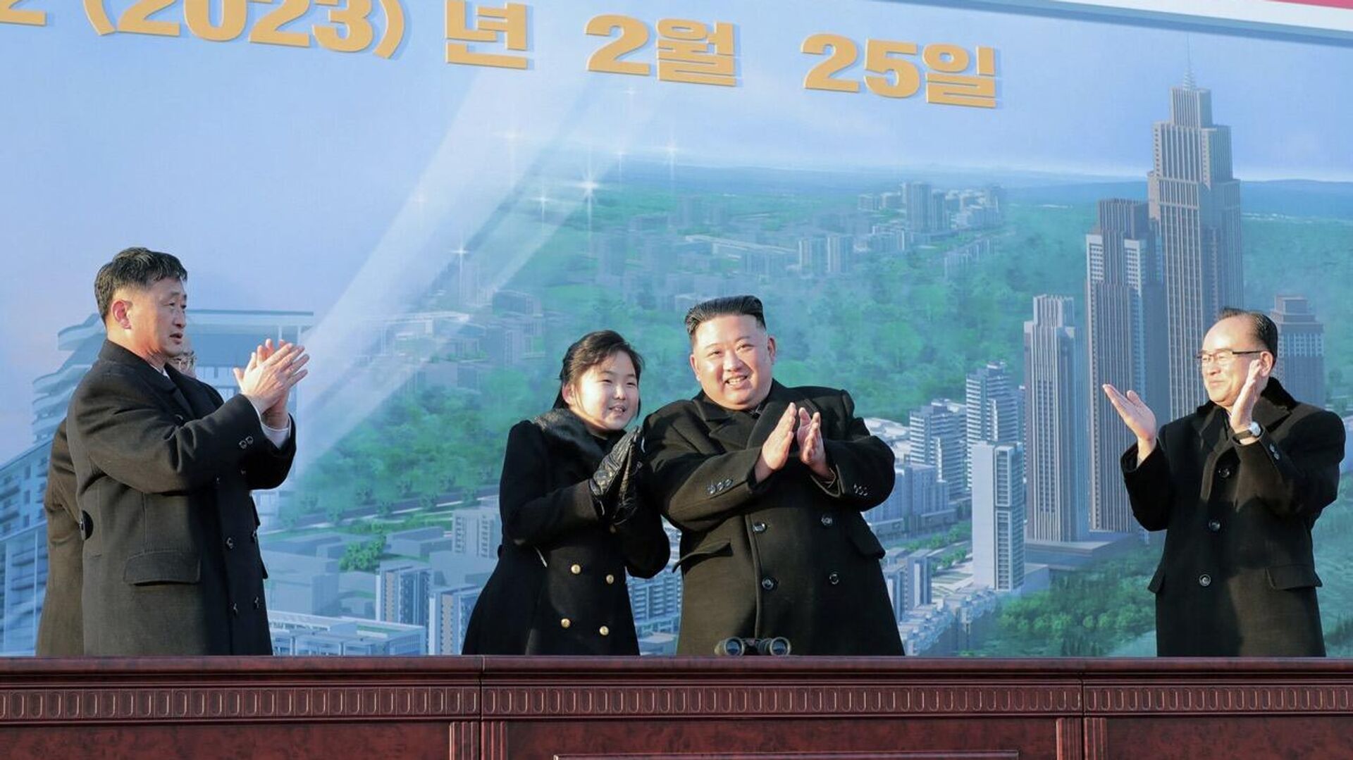 Глава КНДР Ким Чен Ын с дочерью и во время церемонии начала строительства новой улицы в столице страны Пхеньяне - РИА Новости, 1920, 26.02.2023