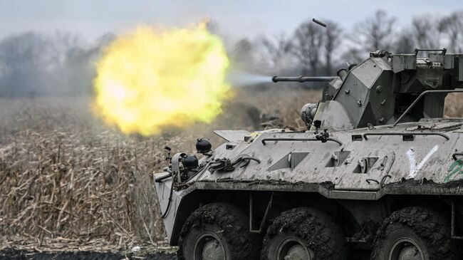 БТР-82 ВС России ведет огонь по позициям ВСУ в зоне СВО