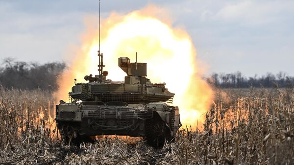 Танк Т-90М Прорыв ведет стрельбу по позициям ВСУ в зоне СВО