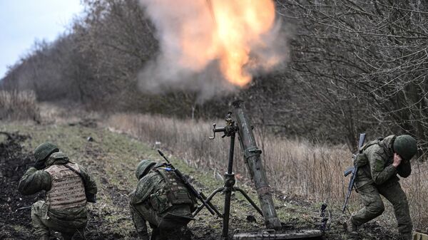 Военнослужащие России ведут огонь по позициям ВСУ из 120-мм миномета в зоне СВО