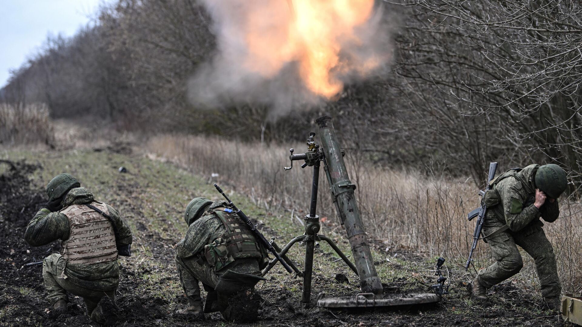 Военнослужащие России ведут огонь по позициям ВСУ из 120-мм миномета в зоне СВО - РИА Новости, 1920, 24.03.2024