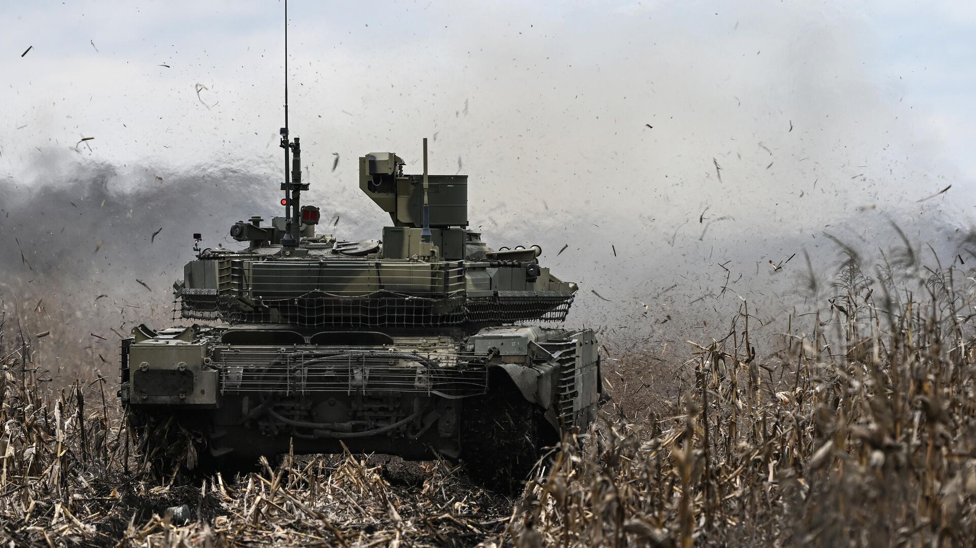Танк Т-90М Прорыв ведет стрельбу по позициям ВСУ в зоне СВО - РИА Новости, 1920, 28.02.2023
