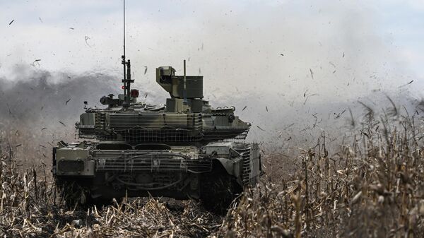Танк Т-90М Прорыв ведет стрельбу по позициям ВСУ в зоне СВО