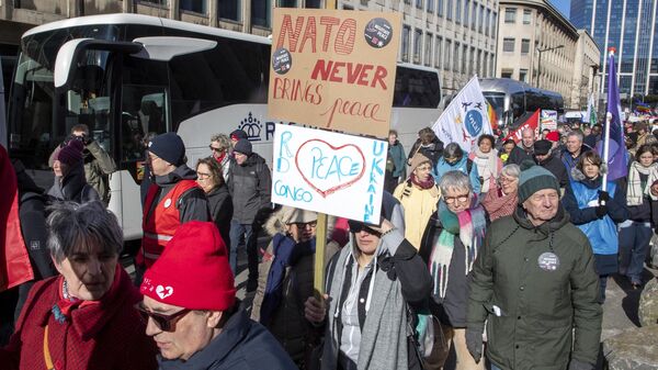 Демонстранты на акции протеста против политики ЕС и НАТО в Брюсселе 