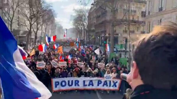 Акция в Париже за выход Франции из НАТО и против поставок оружия Украине