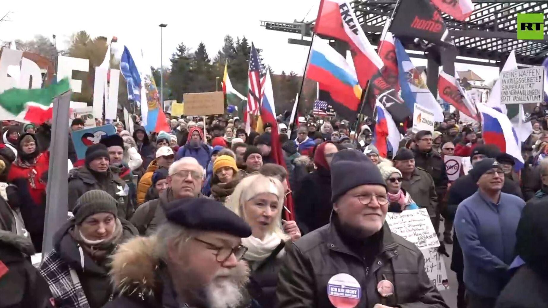 Участники акции протеста с требованием закрытия базы США Рамштайн в Германии. Кадр трансляции - РИА Новости, 1920, 04.03.2023