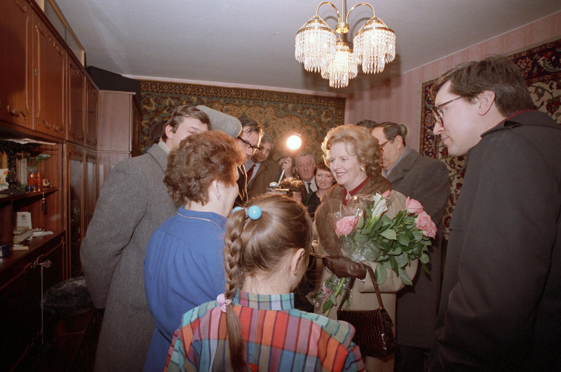 Премьер-министр Великобритании Маргарет Хильда Тэтчер (в центре с цветами) в одной из квартир в Крылатском - РИА Новости, 1920, 27.02.2023