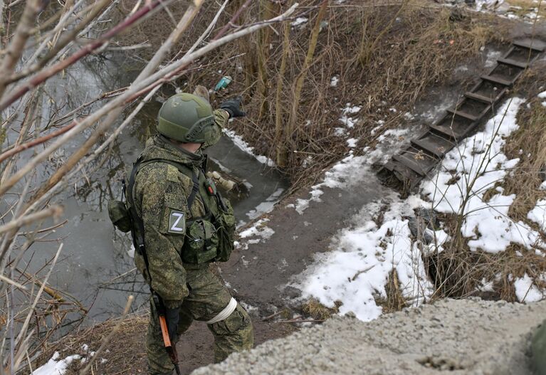 Военнослужащий в Марьинке, пострадавшей в результате обстрелов