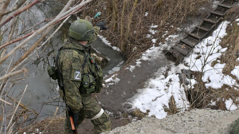 Военнослужащий в Марьинке, пострадавшей в результате обстрелов