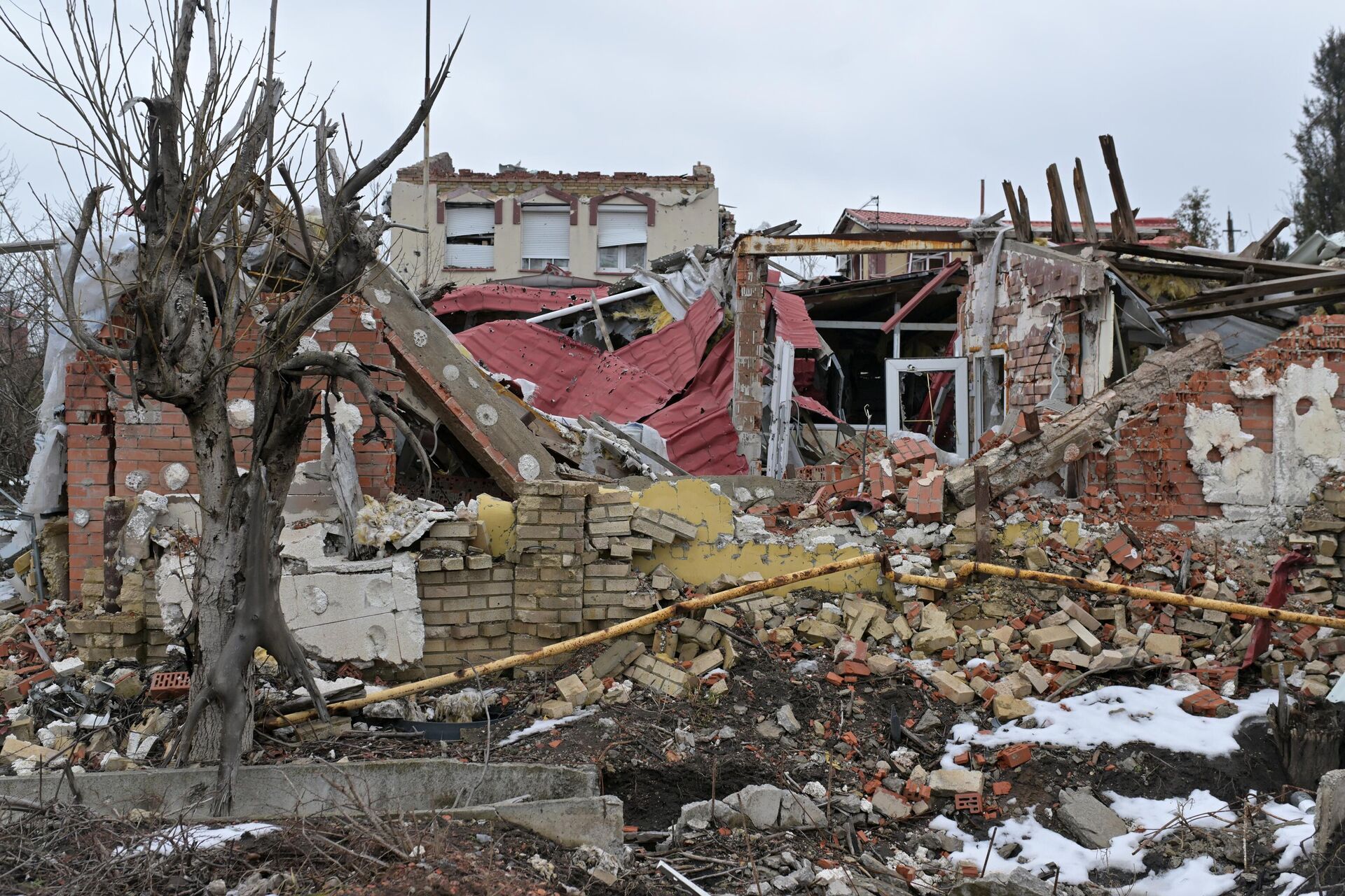 Жилые дома, разрушенные в результате обстрелов в Марьинке - РИА Новости, 1920, 25.12.2023
