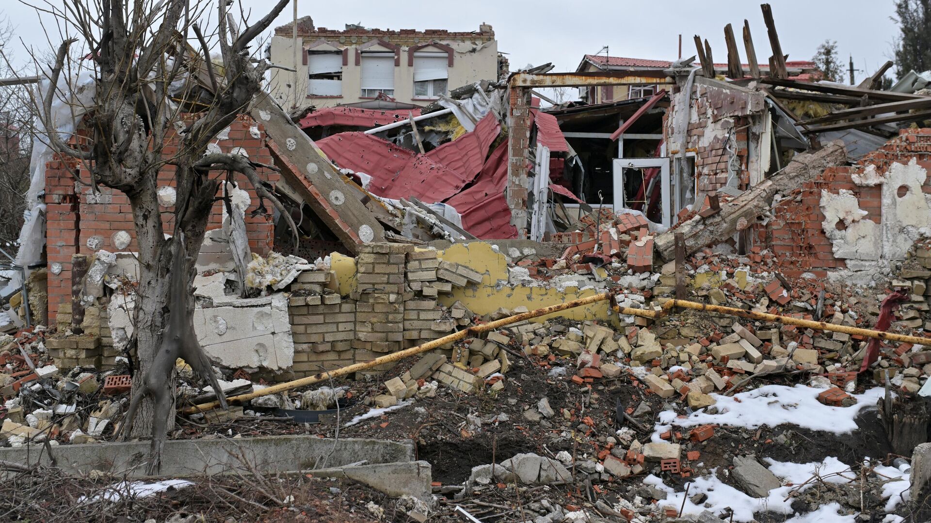 Жилые дома, разрушенные в результате обстрелов в Марьинке - РИА Новости, 1920, 10.04.2023