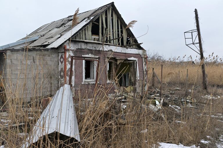 Жилой дом, разрушенный в результате обстрелов в Марьинке