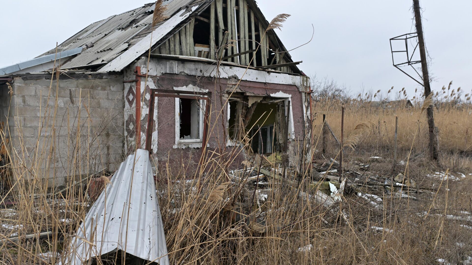 Жилой дом, разрушенный в результате обстрелов в Марьинке - РИА Новости, 1920, 15.06.2023