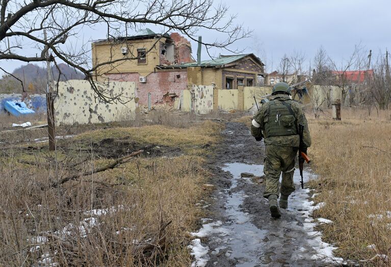 Военнослужащий показывает окрестности Марьинки