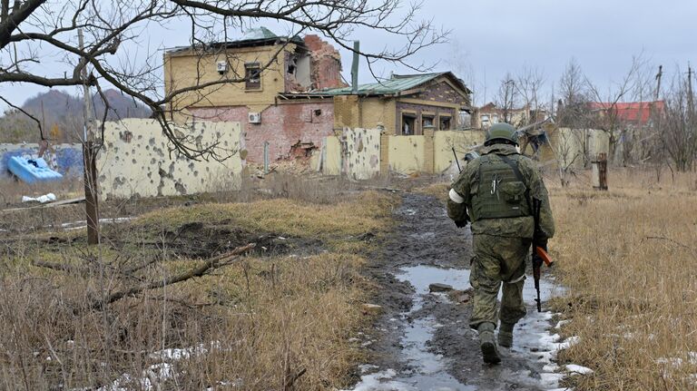 Военнослужащий показывает окрестности Марьинки