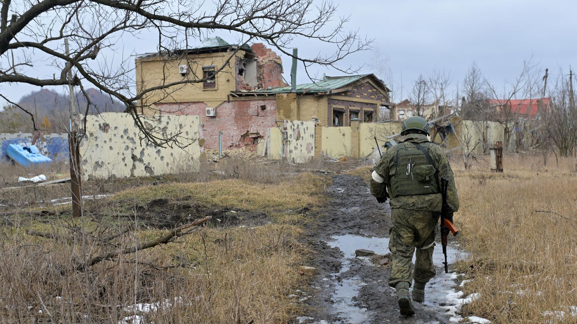 Военнослужащий показывает окрестности Марьинки - РИА Новости, 1920, 19.06.2023