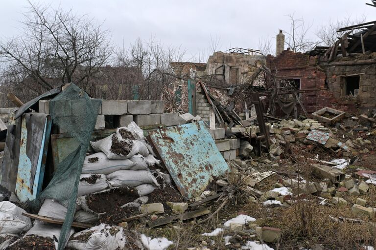 Жилой дом, разрушенный в результате обстрелов в Марьинке