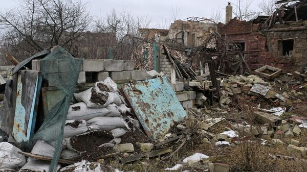 Жилой дом, разрушенный в результате обстрелов в Марьинке