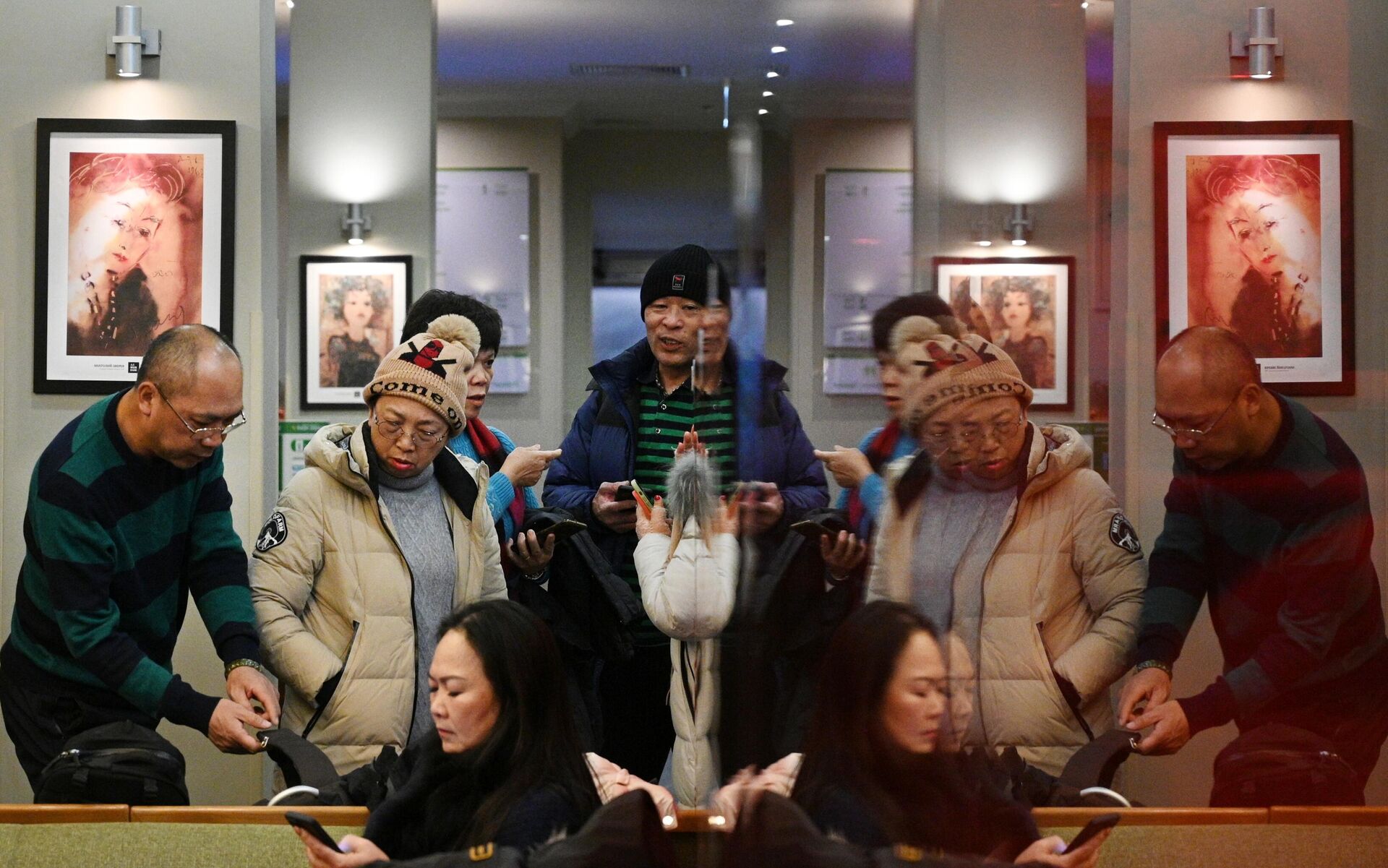 Туристы из Китая в фойе гостинице Холидей Инн в Москве - РИА Новости, 1920, 01.03.2023