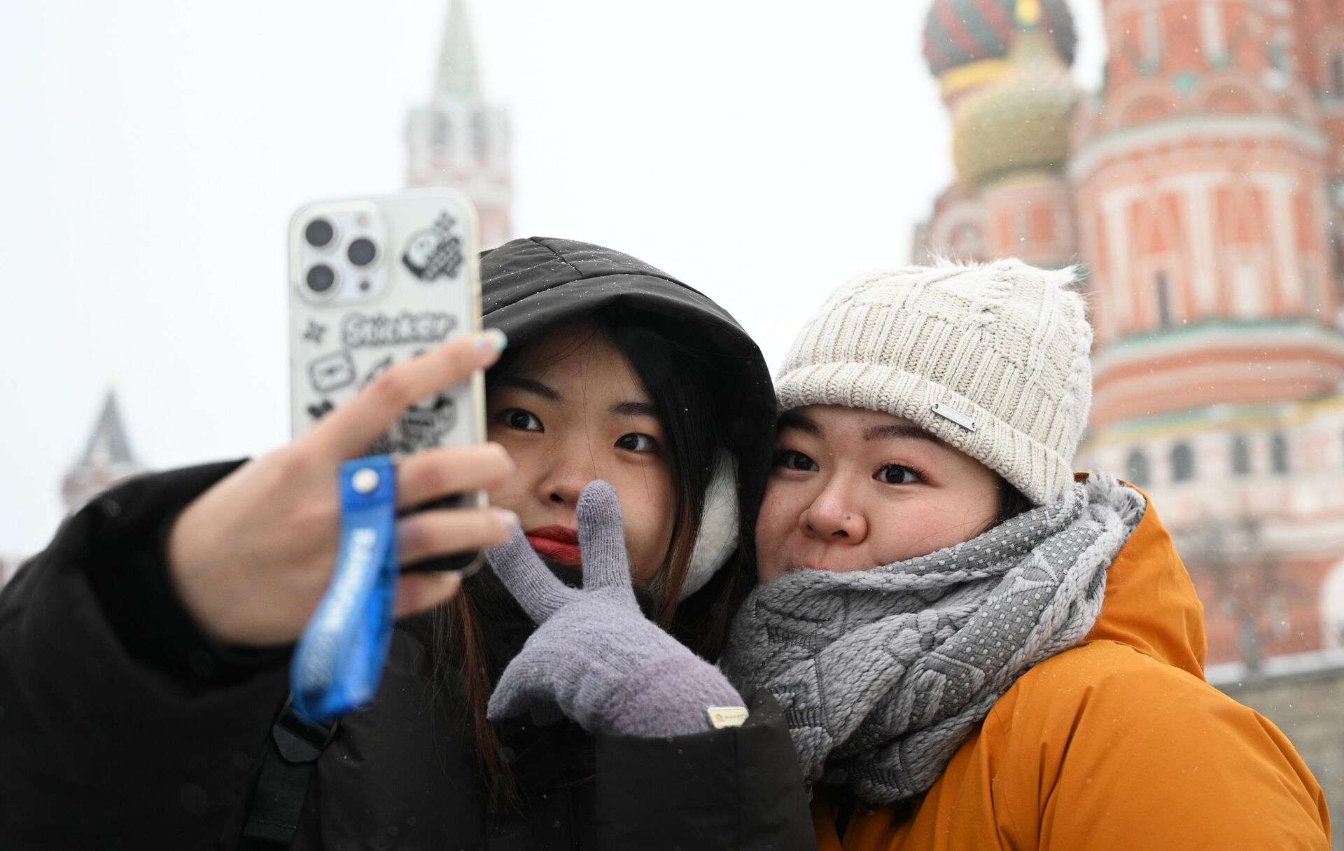 Туристки из Китая гуляют на Красной площади в Москве - РИА Новости, 1920, 01.03.2023