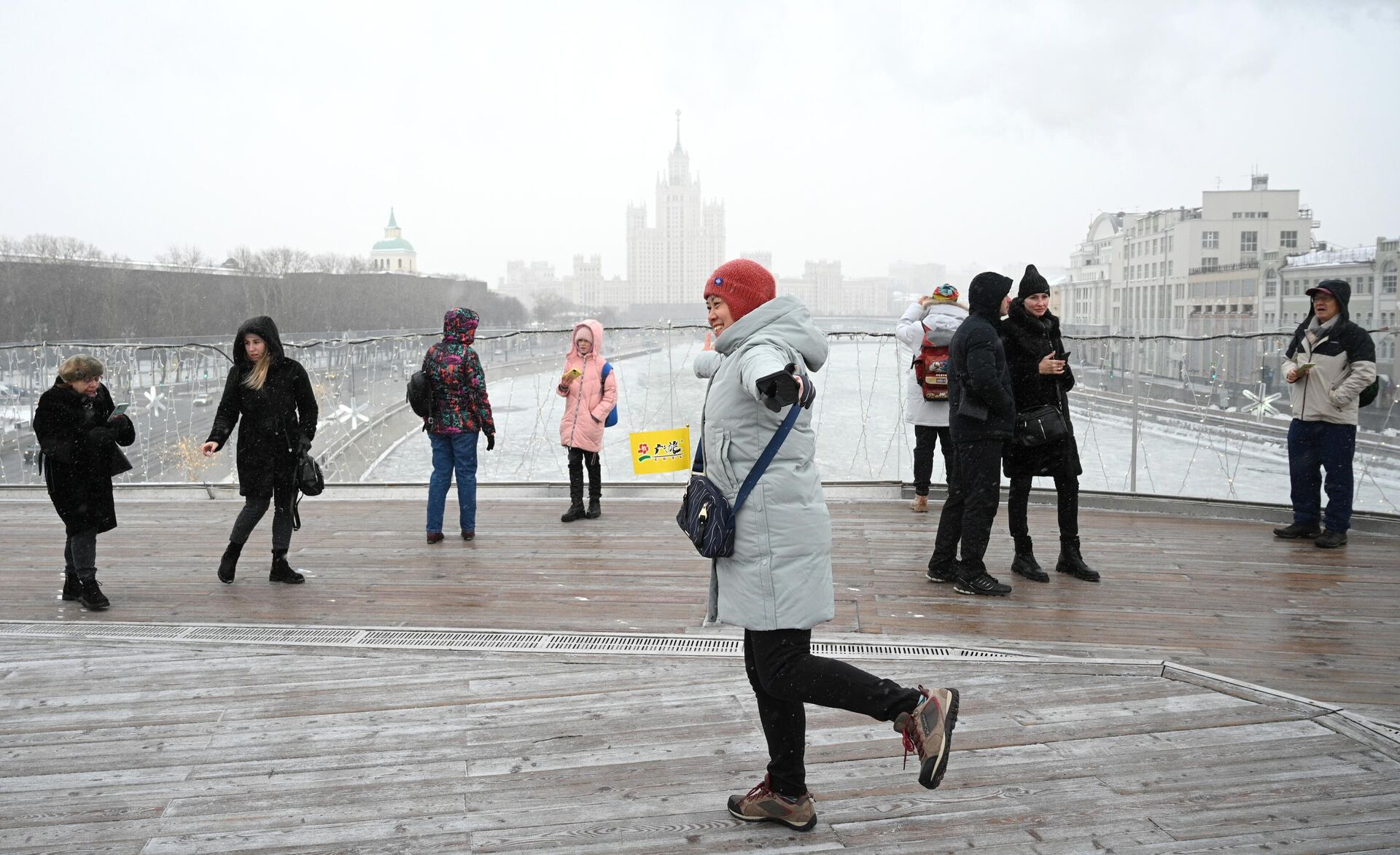 Туристы из Китая на Парящем мосту в парке Зарядье в Москве - РИА Новости, 1920, 01.03.2023