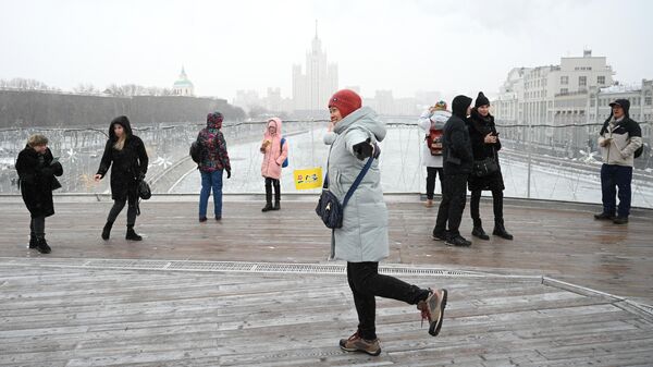 Туристы из Китая на Парящем мосту в парке Зарядье в Москве