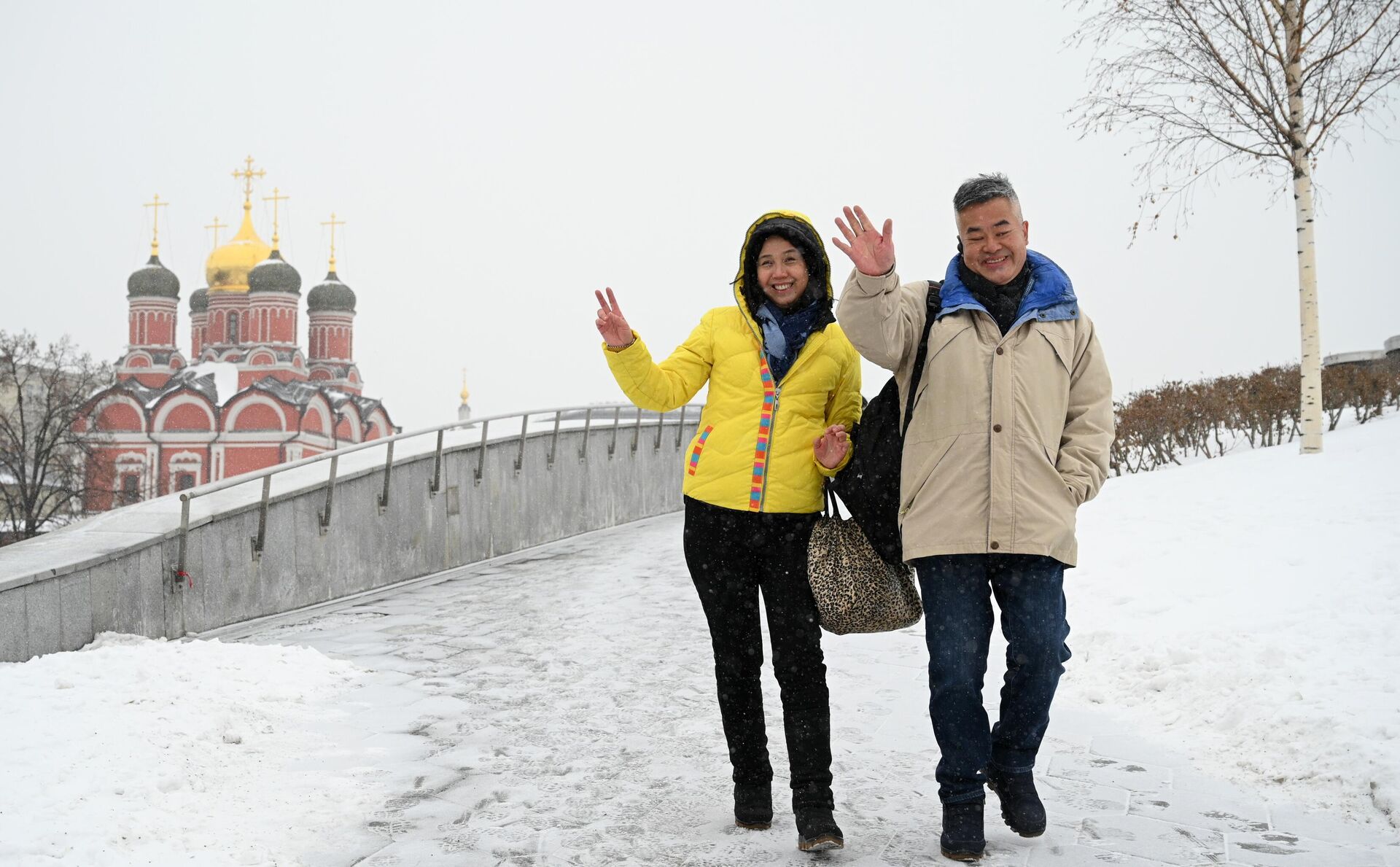 Туристы из Китая гуляют в парке Зарядье в Москве - РИА Новости, 1920, 01.03.2023