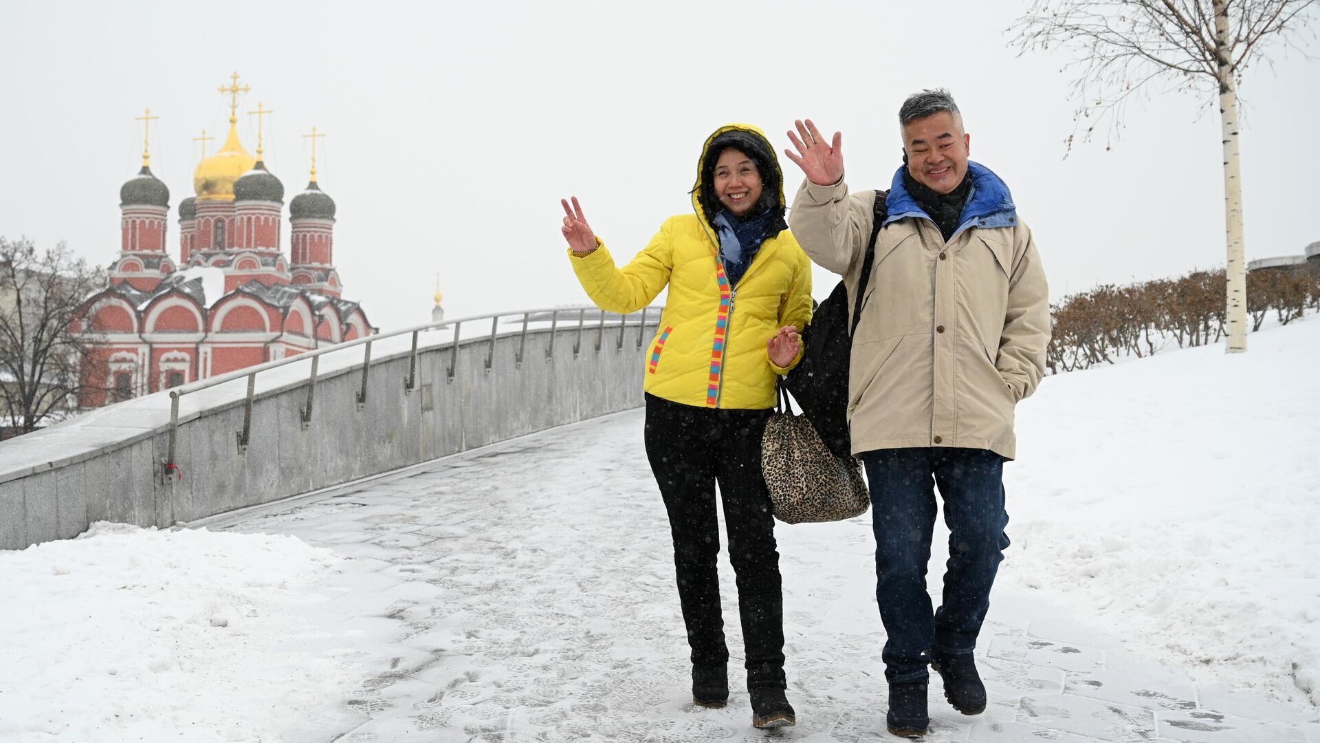 Туристы из Китая гуляют в парке Зарядье в Москве - РИА Новости, 1920, 30.01.2024