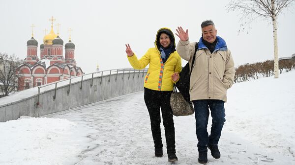 Туристы из Китая гуляют в парке Зарядье в Москве