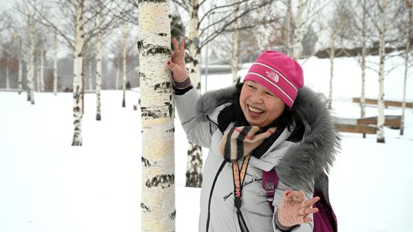 Туристка из Китая гуляет в парке Зарядье в Москве