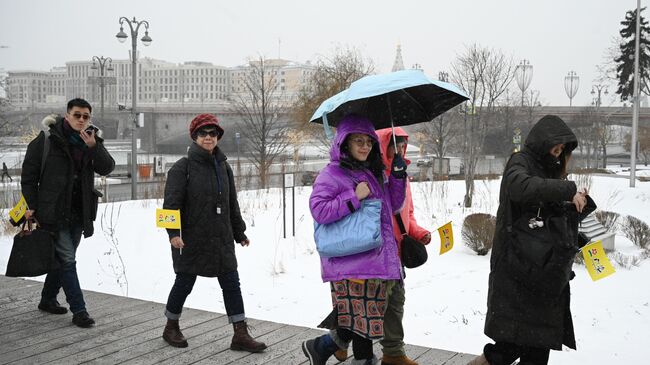 Туристы гуляют в парке Зарядье в Москве