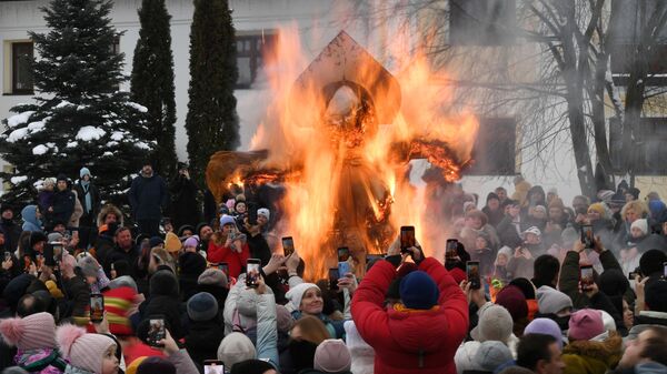 Сожжение чучела на праздновании Широкой Масленицы в Суздале