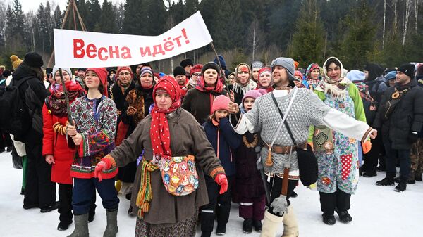 Участники народных гуляний на праздновании Бакшевской Масляницы в Подмосковье
