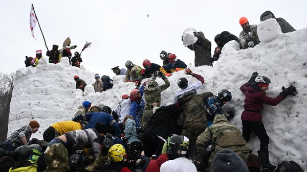 Штурм снежной крепости на праздновании Бакшевской Масляницы в Подмосковье