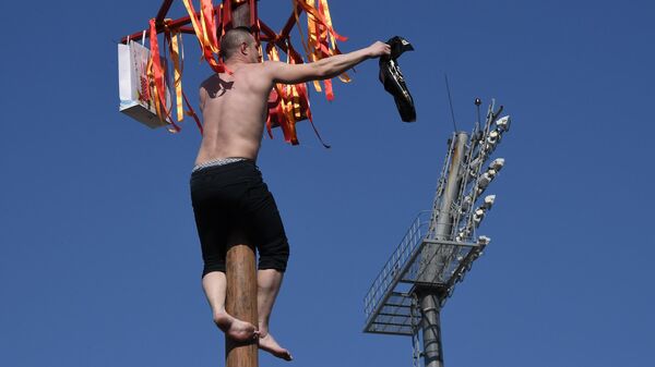 Участник народных гуляний на праздновании Масленицы на Спортивной набережной во Владивостоке