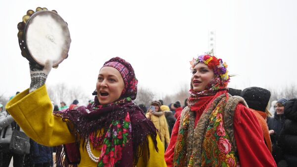 Девушки на праздновании Масленицы в музее-заповеднике Коломенское в Москве