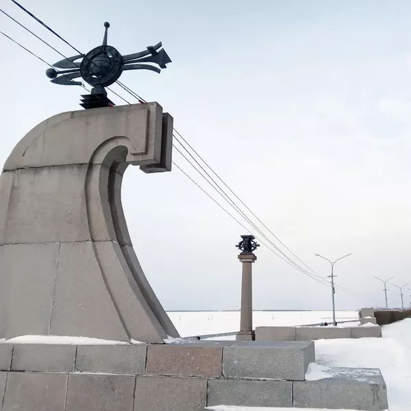 Памятник иностранным судам на набережной