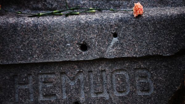Фрагмент памятника на могиле политика Бориса Немцова на Троекуровском кладбище в Москве