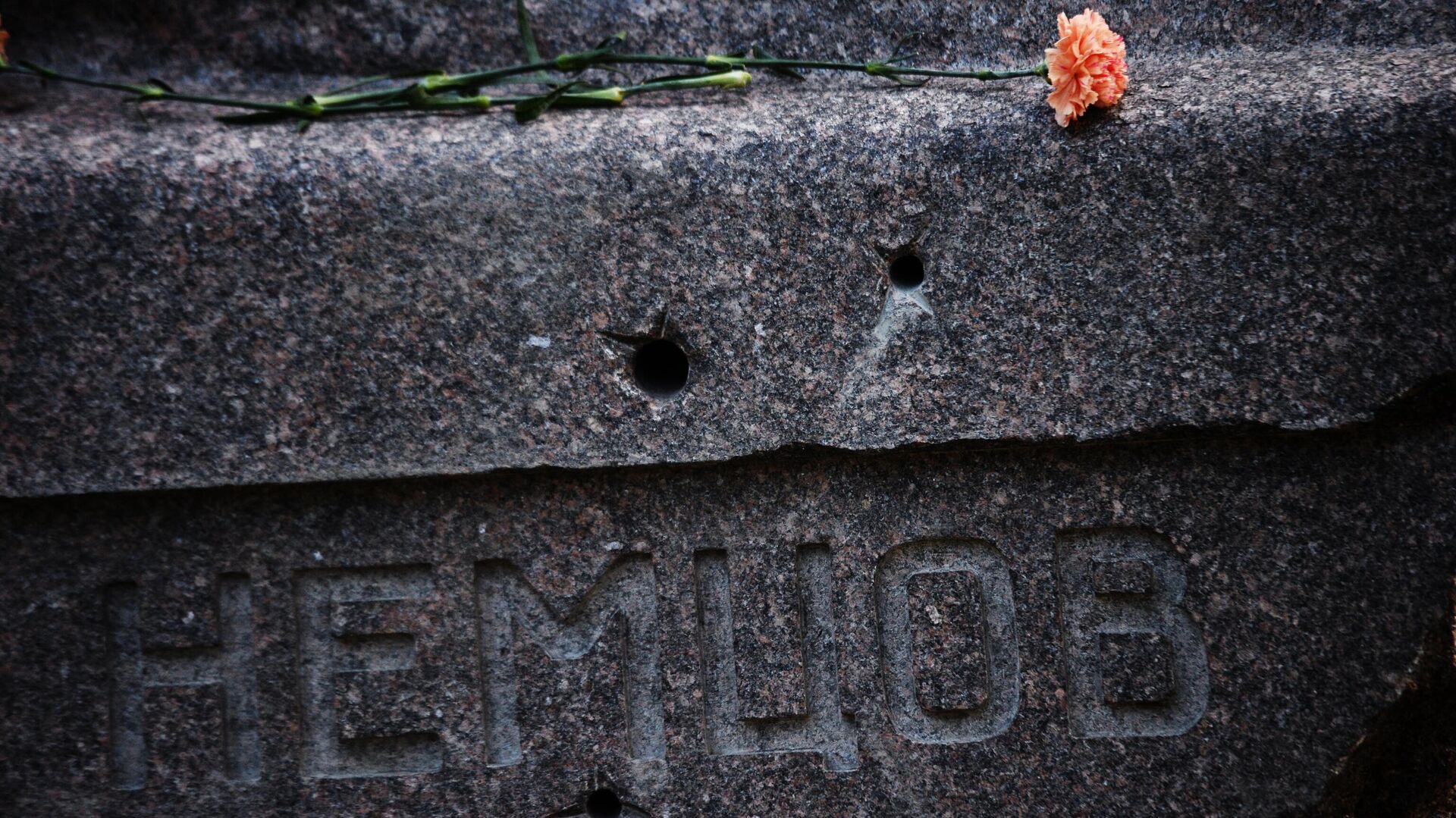 Фрагмент памятника на могиле политика Бориса Немцова на Троекуровском кладбище в Москве - РИА Новости, 1920, 27.02.2023