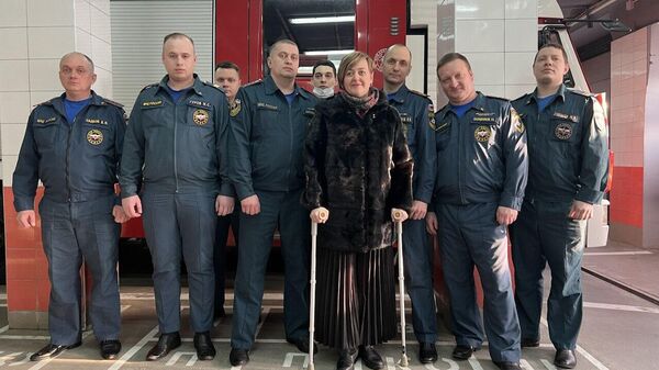 Мария Артемова со спасателями столичного главка МЧС