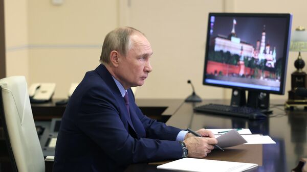 Президент РФ Владимир Путин во время встречи в режиме видеоконференции с губернатором Сахалинской области Валерием Лимаренко