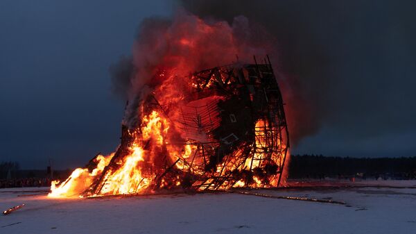 Сожжение арт-объекта Четвёртая стена во время празднования Масленицы в арт-парке Никола-Ленивец Калужской области
