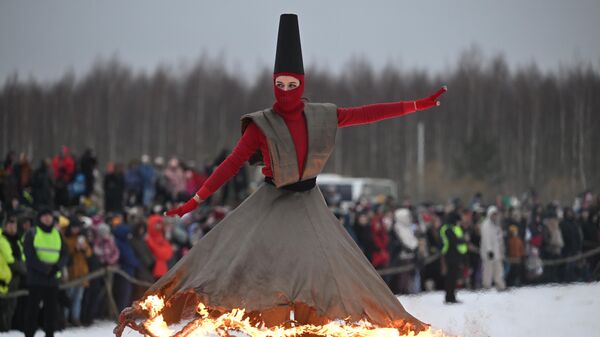 Участник перформанса Affirmatio на праздновании Масленицы в арт-парке Никола-Ленивец Калужской области