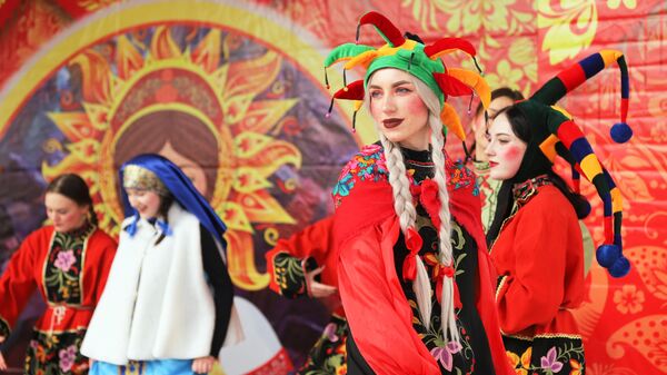 Артисты выступают на праздновании Масленицы в Екатерининском парке в Тирасполе