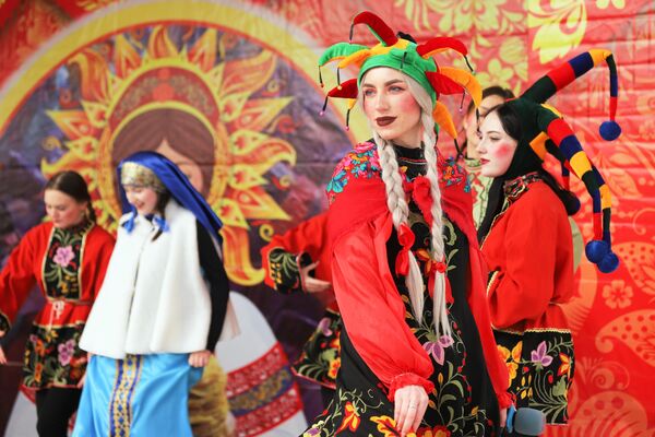 Артисты выступают на праздновании Масленицы в Екатерининском парке в Тирасполе